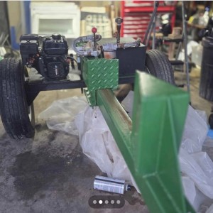 green log splitter machine